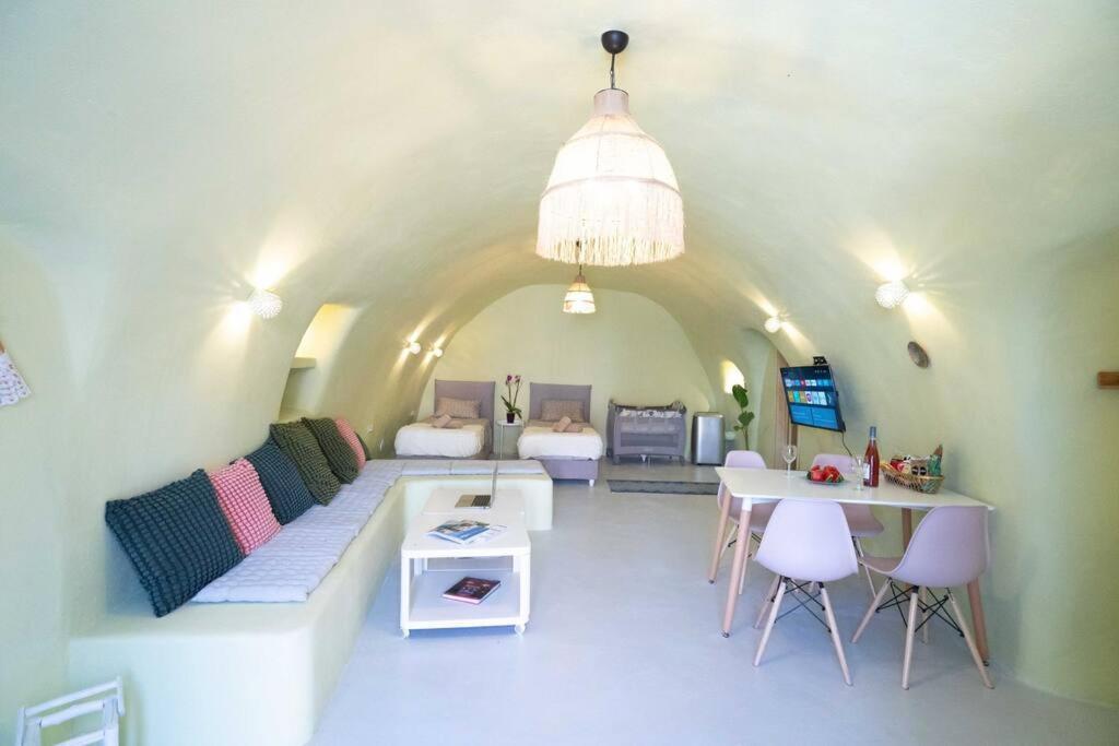 Santorini Oasis- Cave House Villa Fira  Eksteriør billede